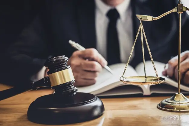 Cauţi un avocat profesionist Dar un grup de avocaţi specializaţi în multiple domenii