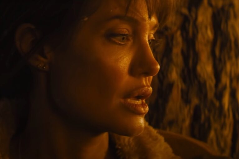 Angelina Jolie se luptă cu asasini și incendii în trailerul filmului „Those Who Wish Me Dead”