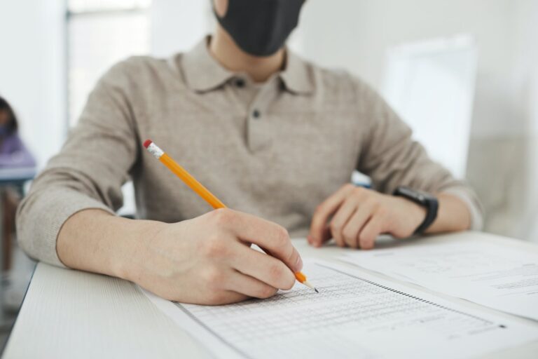 Pro sau contra sistemelor de copiat la examene