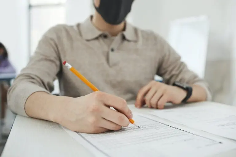 Pro sau contra sistemelor de copiat la examene