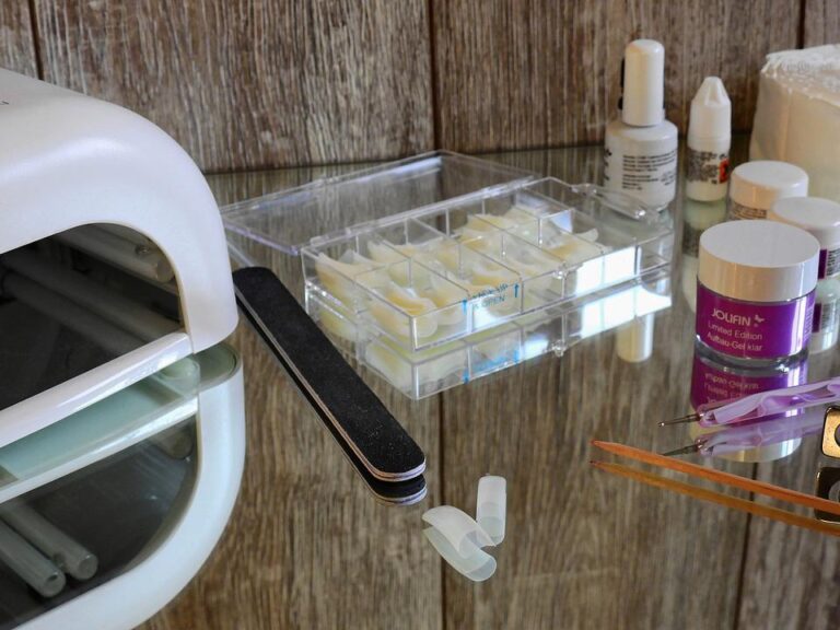 Produse complexe pentru manichiuri moderne