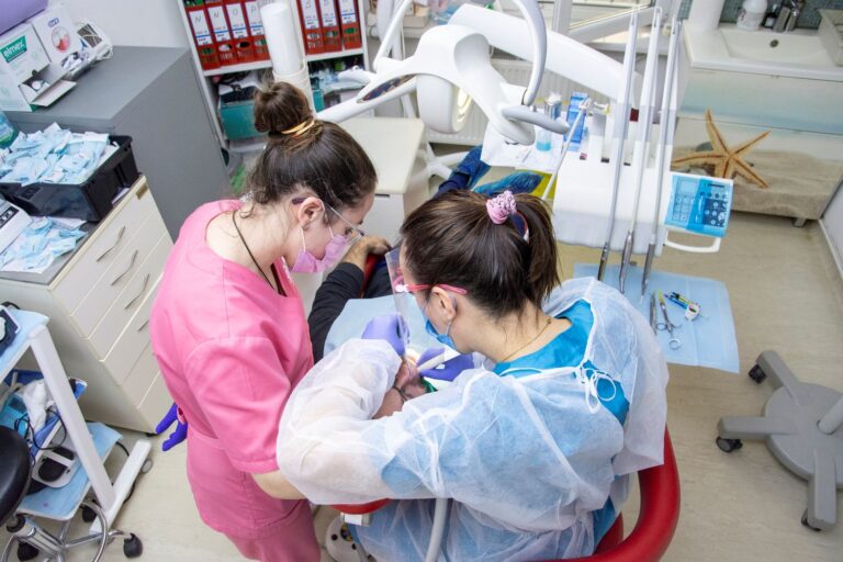 Cum alegi un dentist în Sectorul 5 din București: criterii, specialități și sfaturi practice