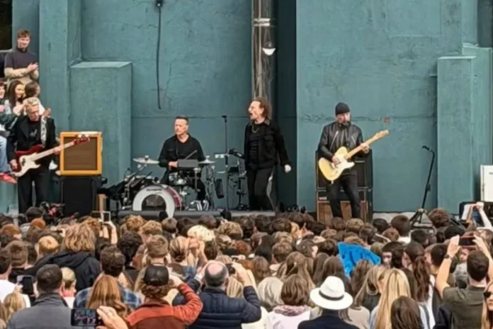U2 a cântat din nou la școala din Dublin unde trupa s-a format acum 50 de ani